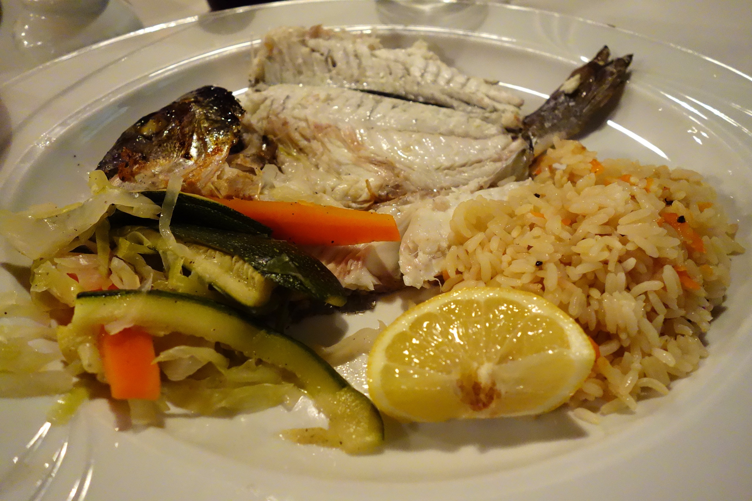 Kuchnia cypryjska - okoń morski z ryżem i warzywami