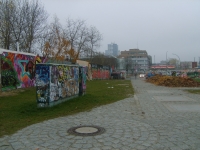 Mur Berliński - panorama na mur od strony rzeki
