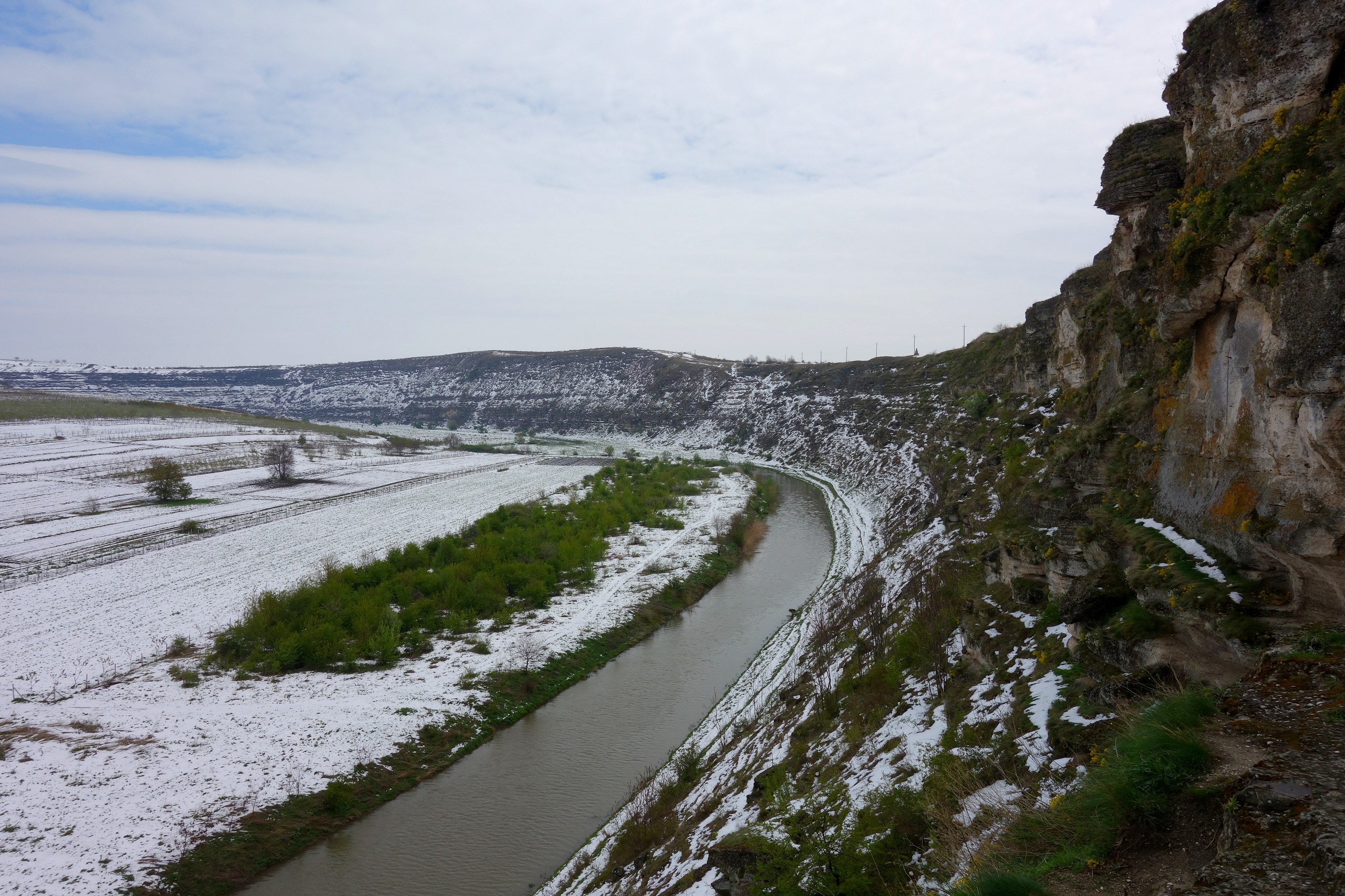Stare Orhei - dolina otoczona górami, przez którą przepływa rzeka Răut 