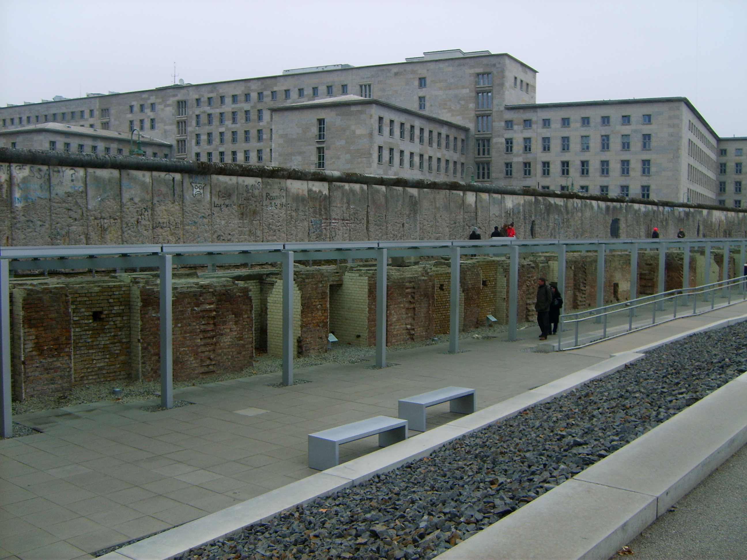 Widok na Ministerstwo Finansów i Mur Berliński z terenu Muzeum Topografii Terroru - Berlin