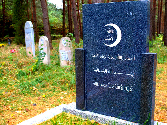 Nagrobek na cmentarzu tatarskim w Kruszynianach - TOP 10 atrakcji Podlasia
