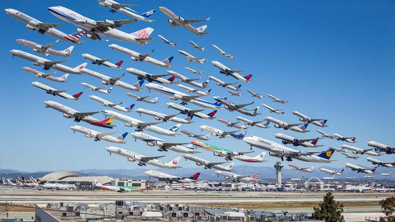 Zdjęcie Mike Kelley'a - 75 samolotów odlatujących z lotnisku w Los Angeles, źródło - podroze.onet.pl