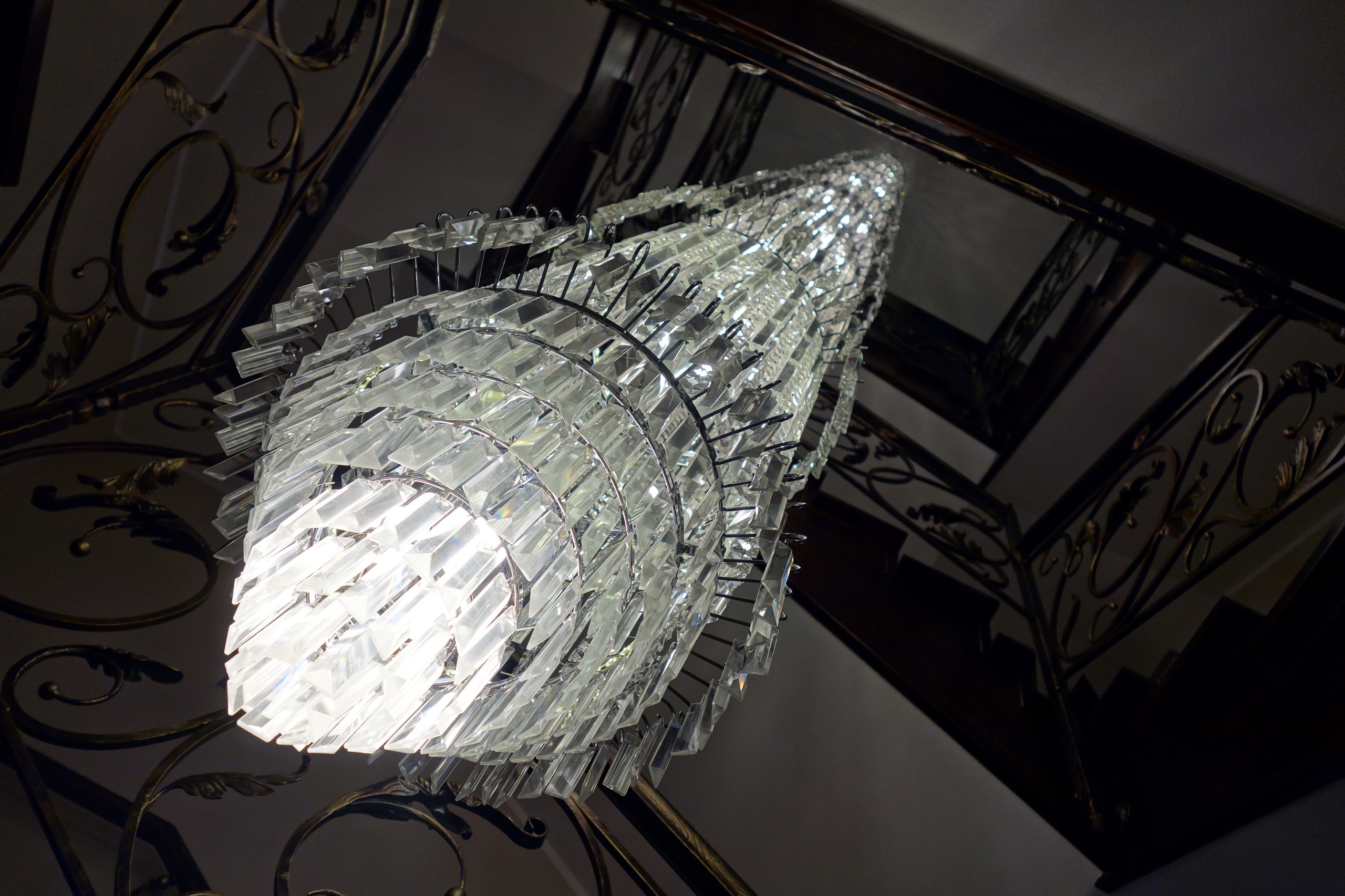 Kryształowy żyrandol w nowej części hotelowej - Zamek Dubiecko