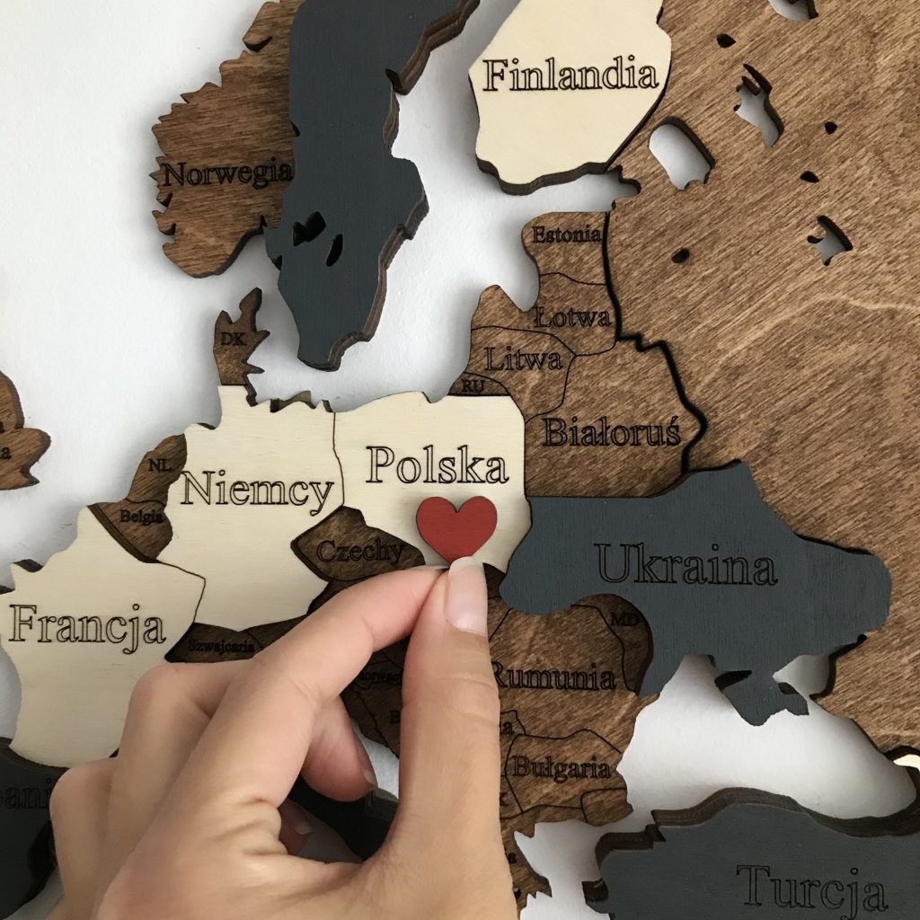 Polska na drewnianej mapie świata w 3D